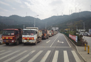 參加深圳光明新區滑坡事故搶險救援報道