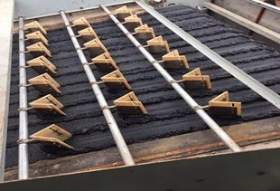 海口引進新技術“撈干”美舍河淤